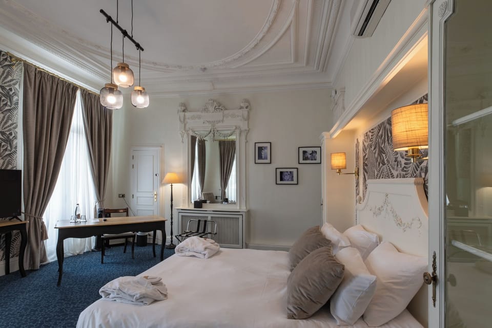 Deluxe Room | In-room safe, desk, laptop workspace, blackout drapes