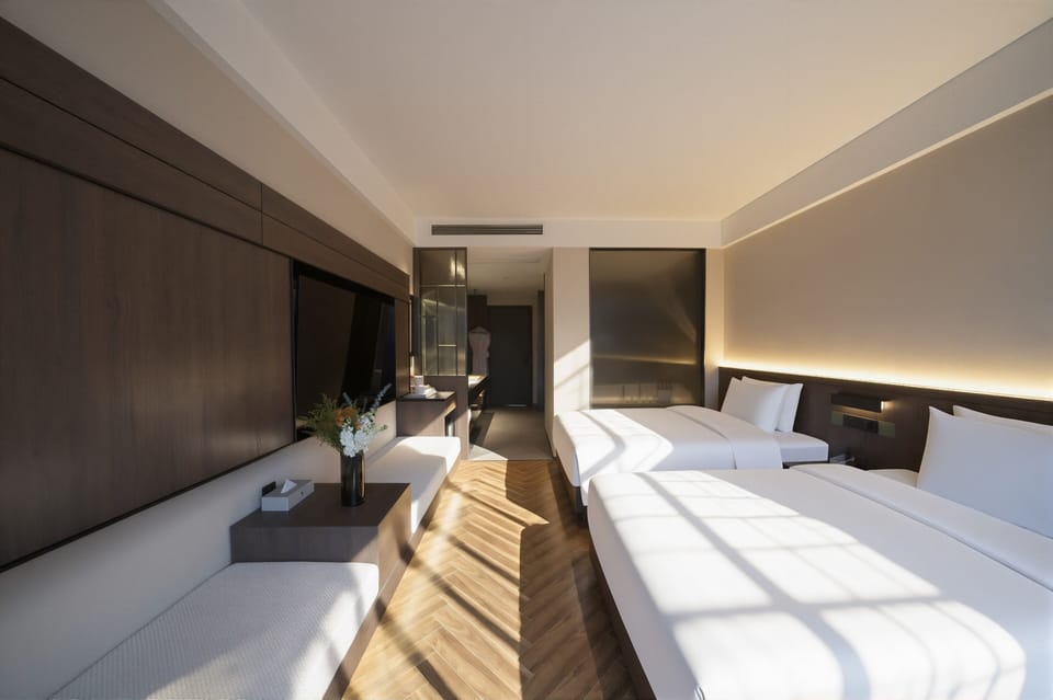 Room, Hot Tub | Down comforters, minibar (free items), WiFi (free), bed sheets