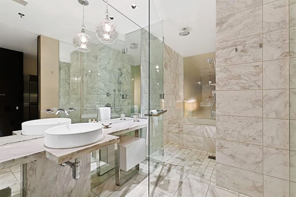 Deluxe Studio Suite, Balcony, City View | Bathroom