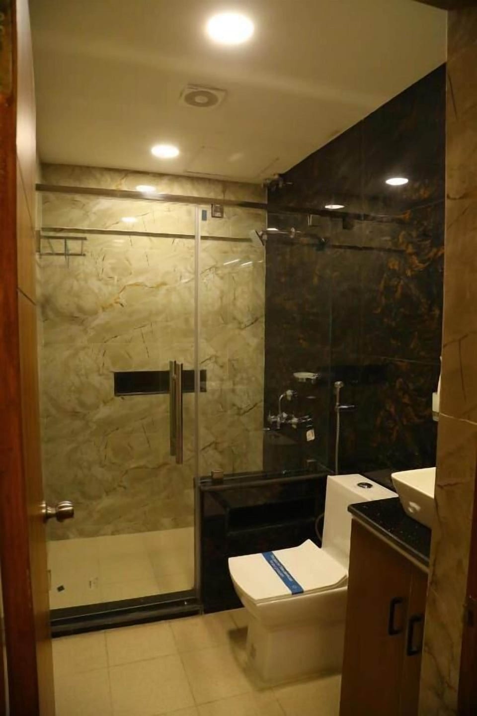 Deluxe Double Room | Bathroom | Shower, free toiletries, towels, soap