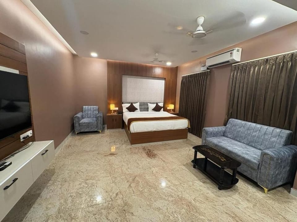 Suite | Desk, laptop workspace, iron/ironing board, WiFi (free)