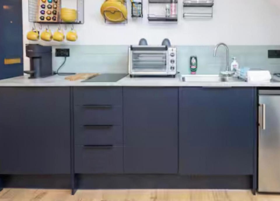 Fridge, stovetop, dishwasher, electric kettle