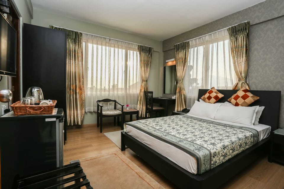 Standard Double Room | Minibar, in-room safe, desk, laptop workspace