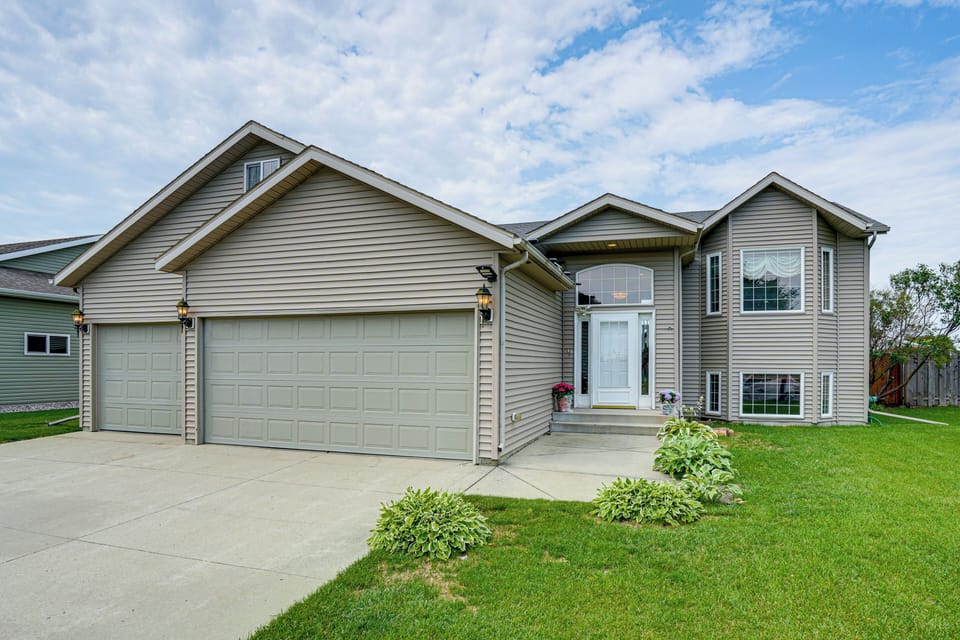 House (4 Bedrooms) | Front of property