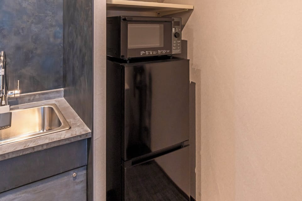 Family Apartment | Private kitchen | Full-size fridge, microwave, stovetop, cookware/dishes/utensils