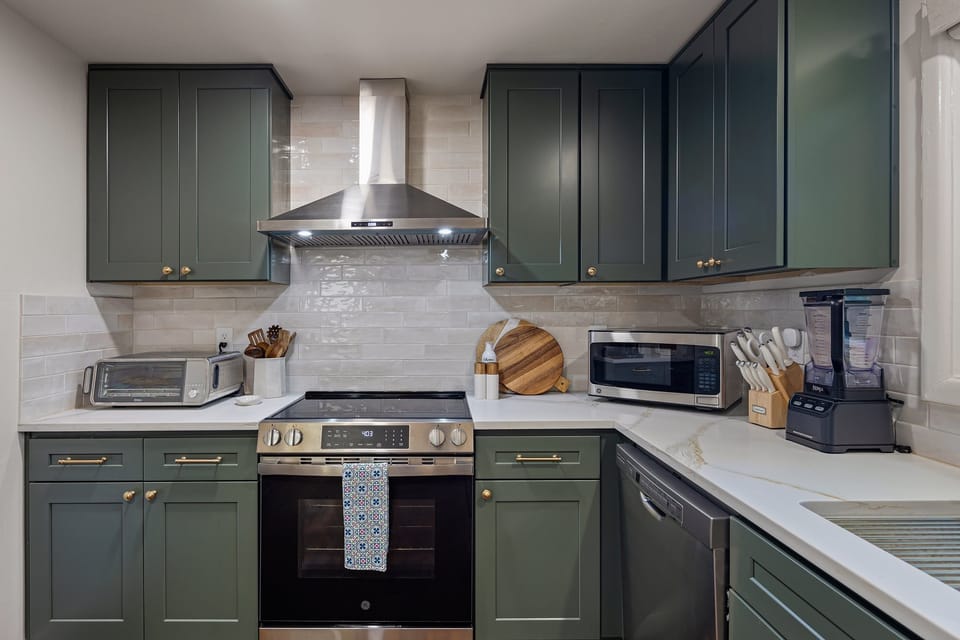 House, 4 Bedrooms | Private kitchen | Coffee/tea maker, fridge, oven