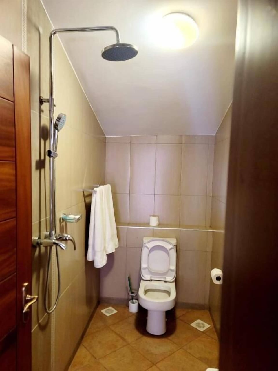 Standard Room, Non Smoking, Mountain View | Bathroom | Separate tub and shower, free toiletries, bathrobes, slippers