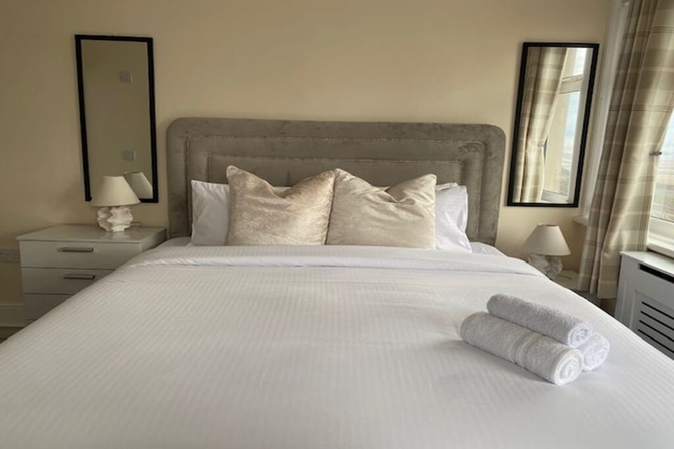 Deluxe Double Room, Sea View | Blackout drapes, iron/ironing board (on request), WiFi (free)
