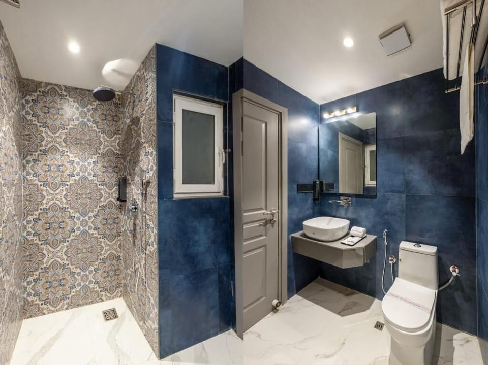 Premium Double Room, City View | Bathroom | Shower, hair dryer (on request), towels