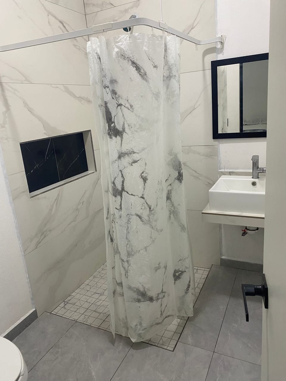Comfort Bungalow | Bathroom | Shower, rainfall showerhead, toilet paper