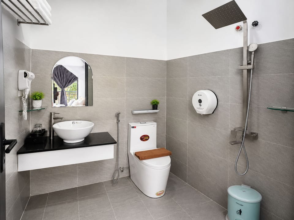 Superior Double Room | Bathroom | Shower, free toiletries, hair dryer, towels