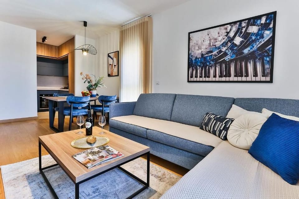 Deluxe Apartment, Balcony, City View | Living area