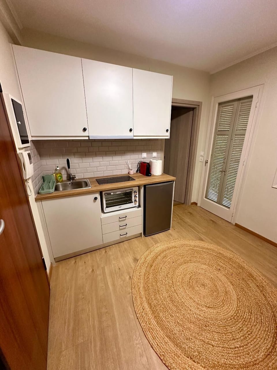 Full-size fridge, oven, stovetop, cookware/dishes/utensils