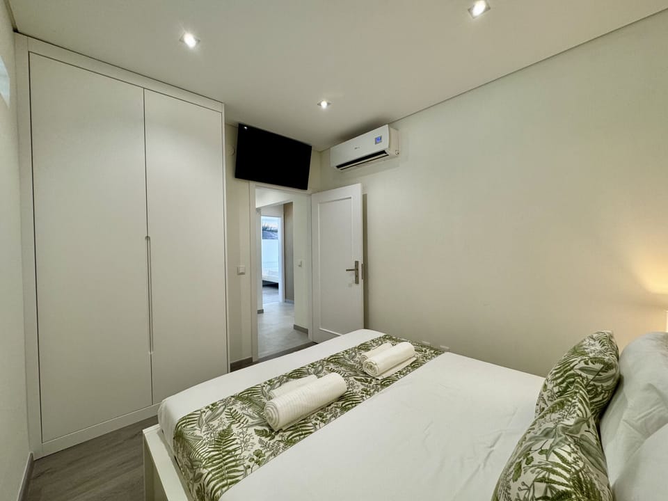 3 bedrooms, bed sheets
