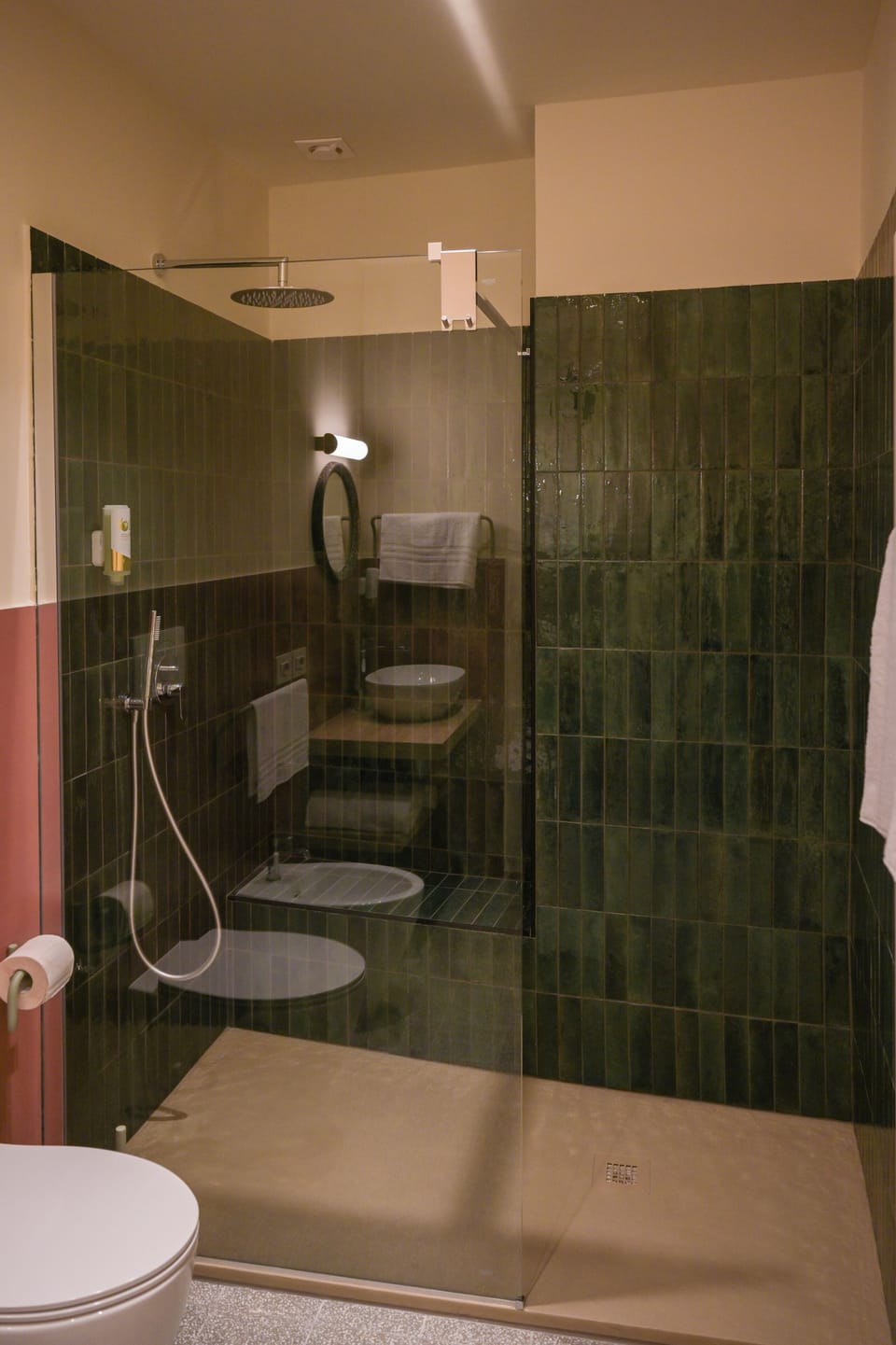 Luxury Triple Room | Bathroom | Shower, hair dryer, slippers, bidet