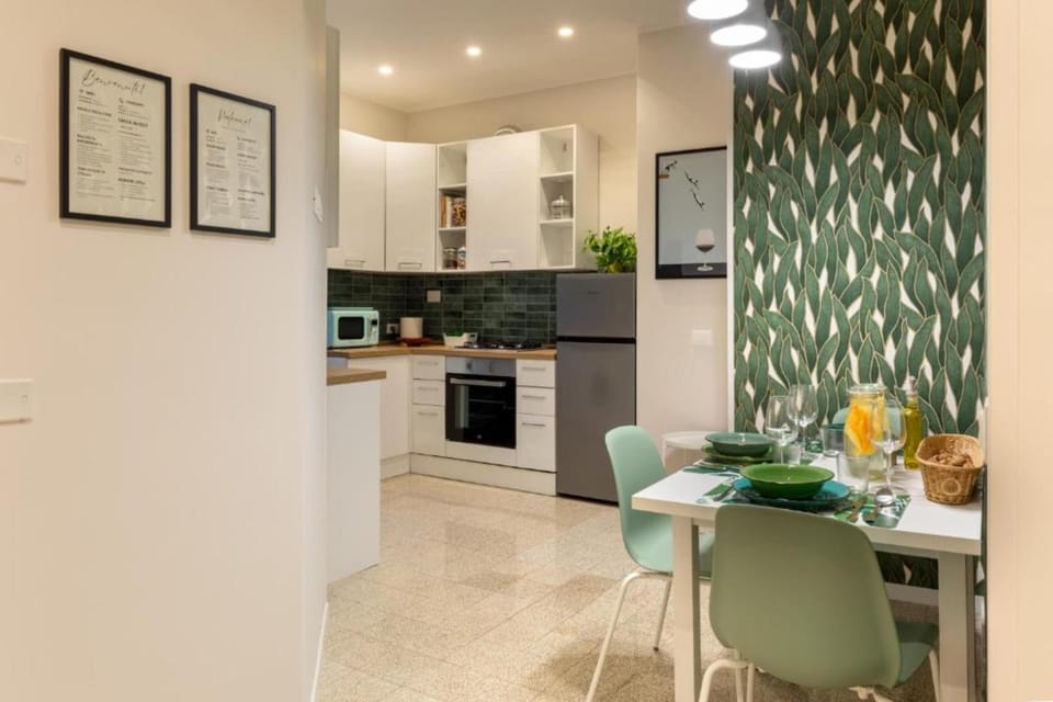 Deluxe Apartment, 4 Bedrooms, City View | Private kitchen