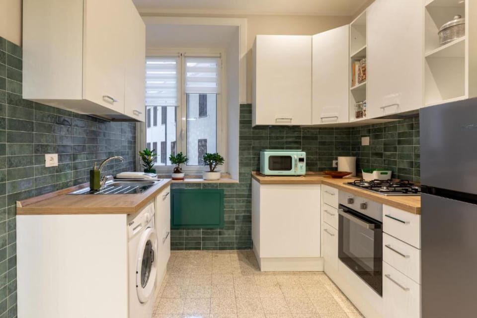 Deluxe Apartment, 4 Bedrooms, City View | Private kitchen