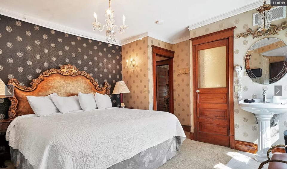 Golden Oak Room | 1 bedroom, premium bedding, iron/ironing board, free WiFi