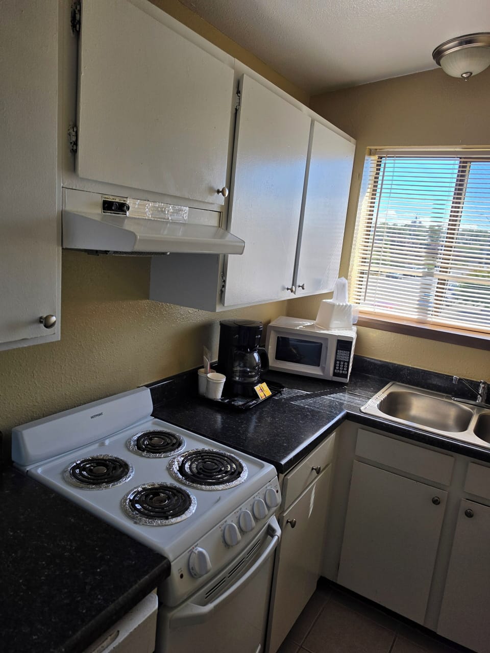 Comfort Studio Suite, Multiple Beds, Non Smoking, Microwave | Private kitchen | Mini-fridge, microwave, highchair