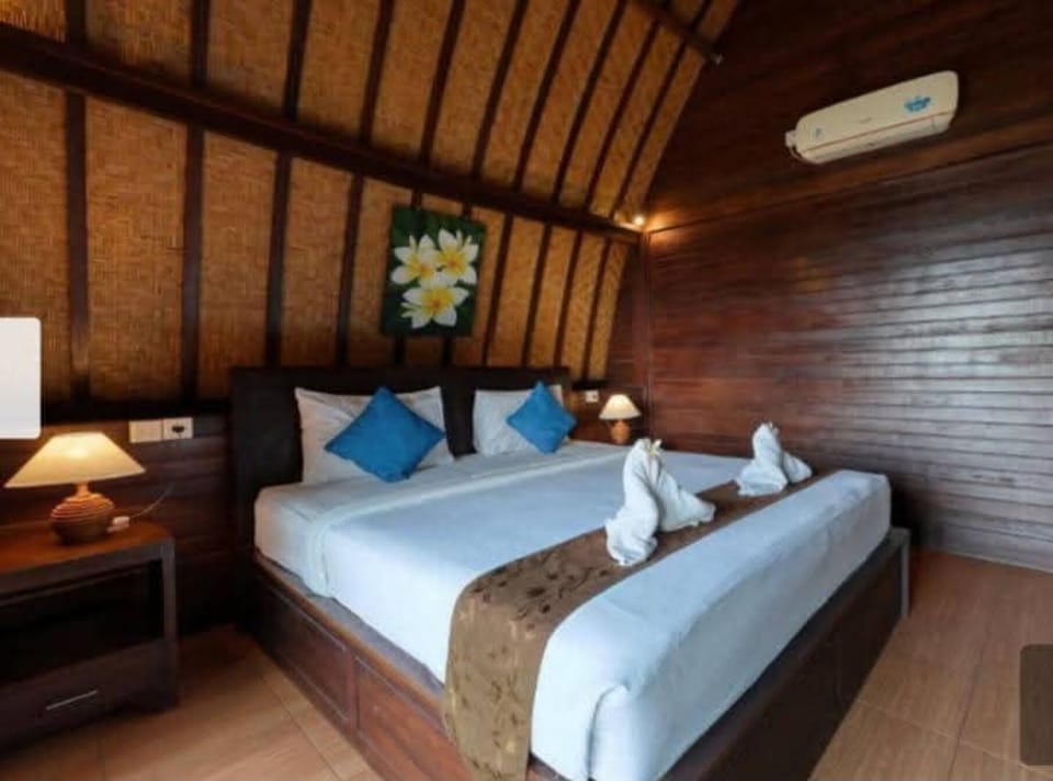 Basic Double Room, Sea View | Desk