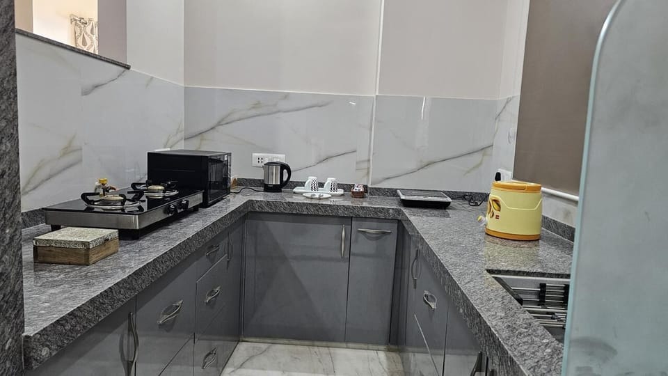 Fridge, cookware/dishes/utensils
