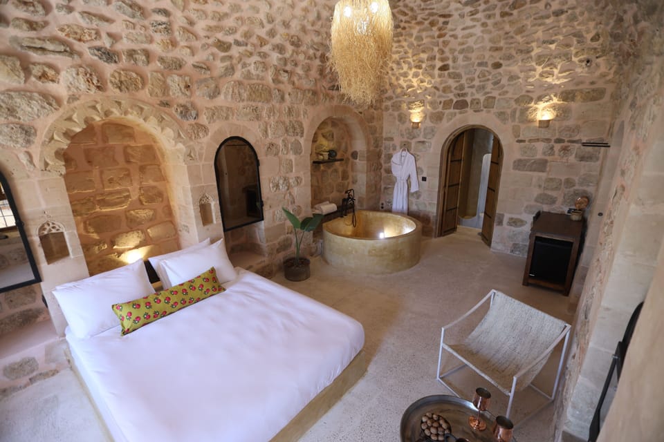 Design Suite with Jacuzzi and Fireplace | Egyptian cotton sheets, premium bedding, down comforters