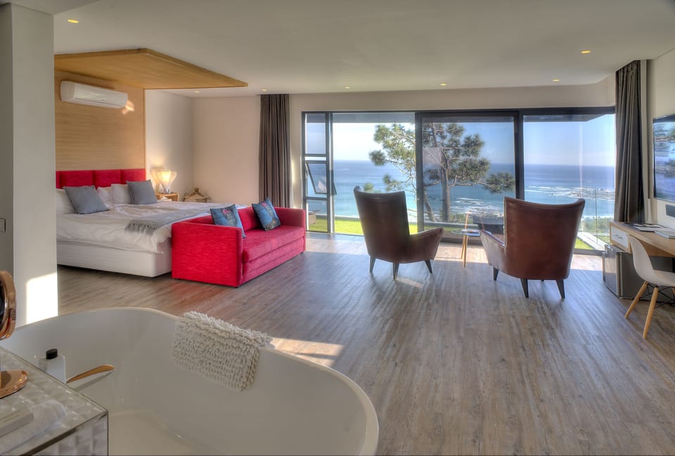Sea Star Rocks Suite | Premium bedding, free minibar, in-room safe, desk