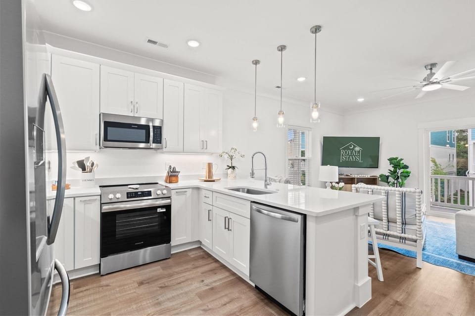 House, Multiple Beds (Coastal Mod-Steps to Beach-Pet Friend) | Private kitchen