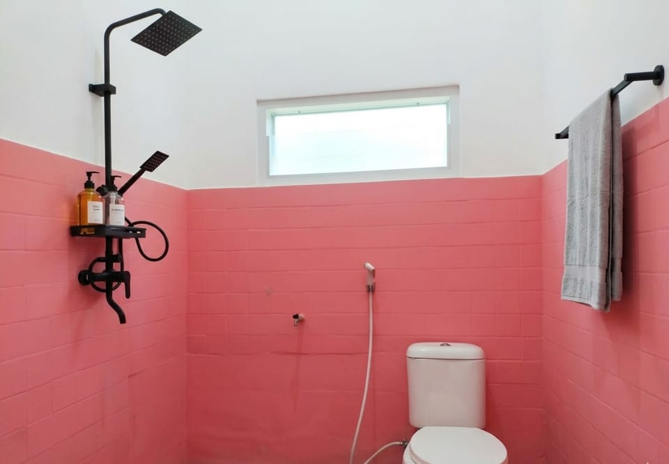 Deluxe Single Room | Bathroom | Shower, free toiletries, hair dryer (on request), slippers