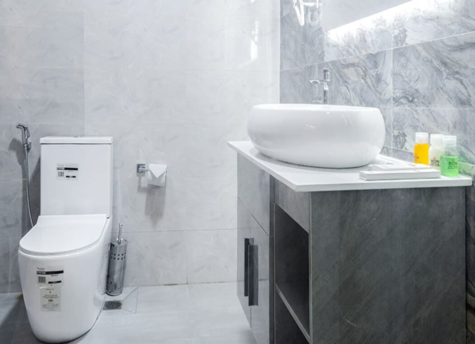Classic Room | Bathroom | Shower, hair dryer, towels, soap