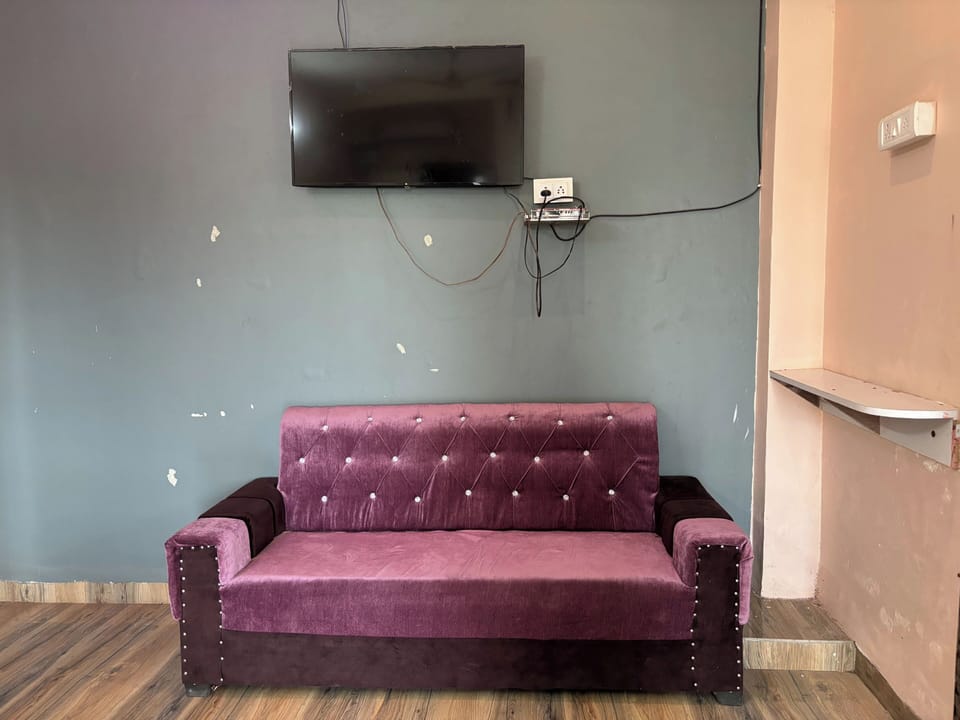 Deluxe Room, Partial Lake View | Living area