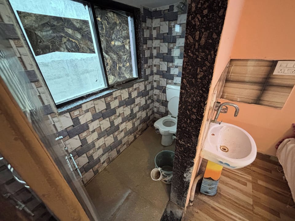 Basic Room | Bathroom | Towels, soap, shampoo, toilet paper