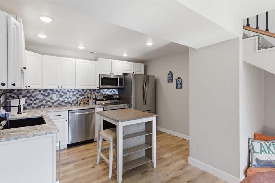 House, Multiple Beds (1129 Ginger Road) | Private kitchen