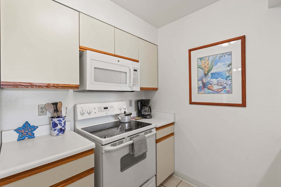 Condo, 1 Queen Bed, Garden View (Kihei Bay Vista C-201) | Private kitchen | Coffee/tea maker