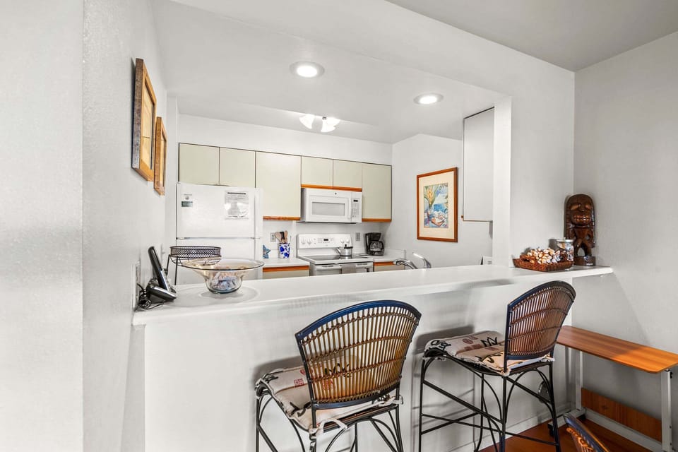 Condo, 1 Queen Bed, Garden View (Kihei Bay Vista C-201) | Private kitchen | Coffee/tea maker