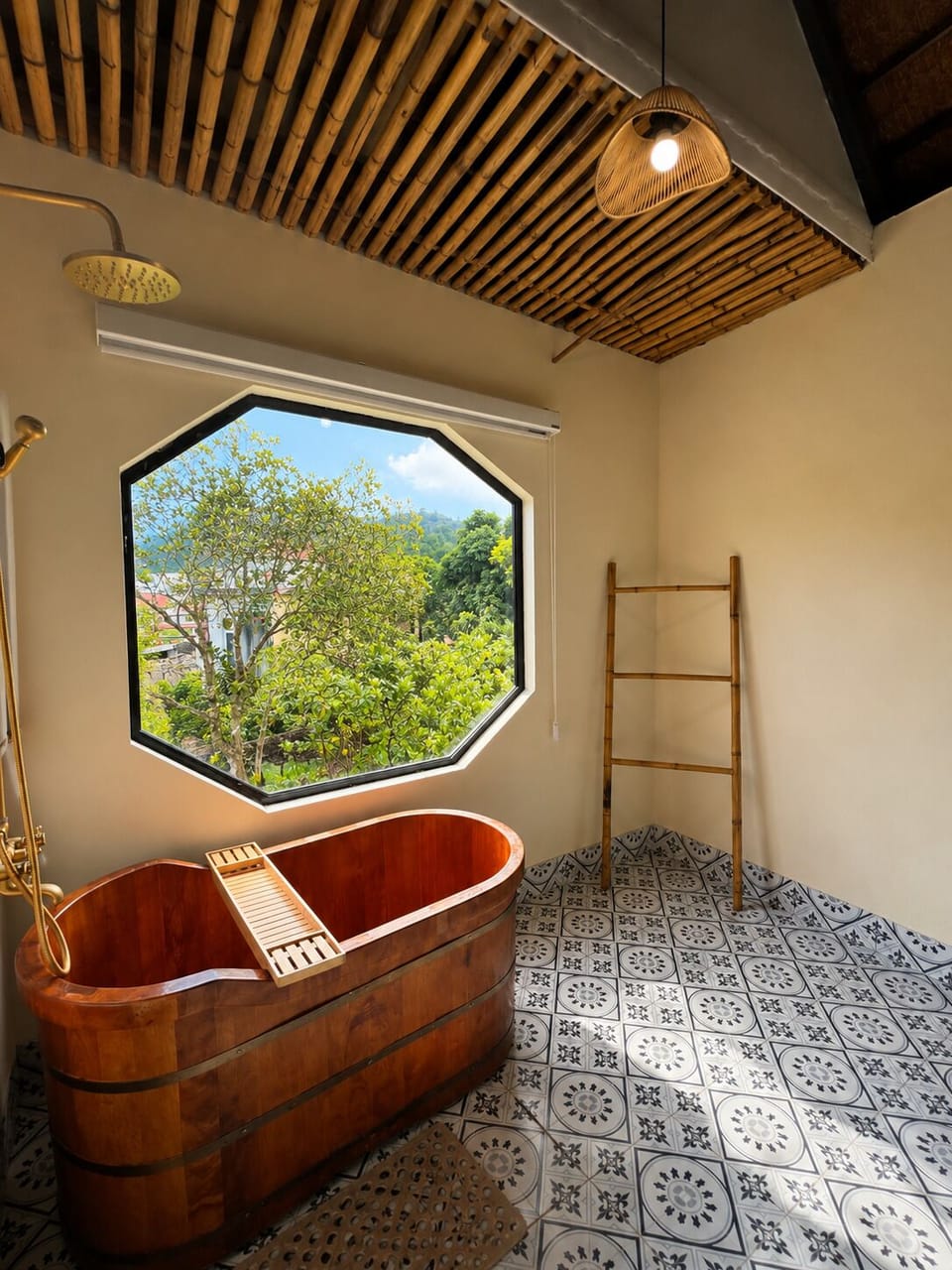 Classic Chalet, Patio, Garden View | Bathroom | Free toiletries, soap, shampoo, toilet paper