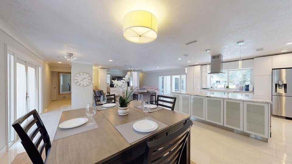 Premium House, Ensuite, Canal View | Shared kitchen | Highchair, ice maker, kitchen island