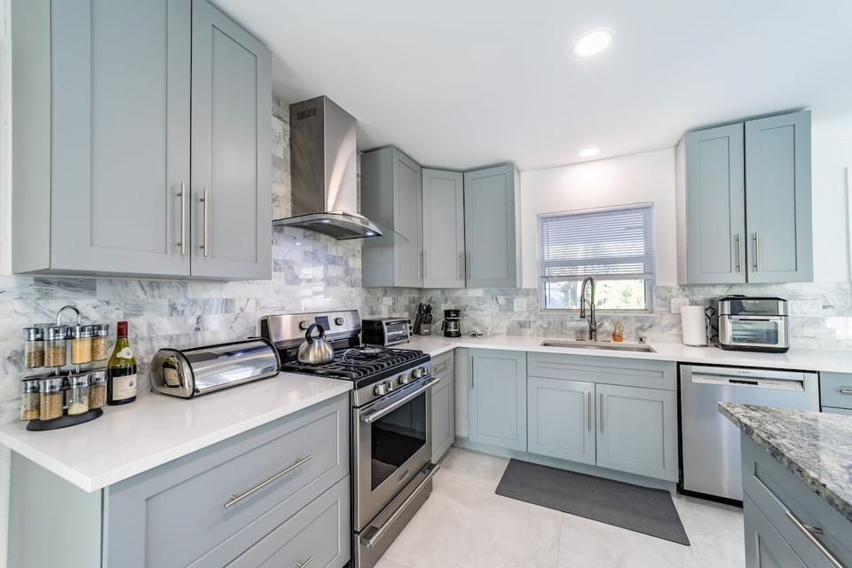 Deluxe House, Private Bathroom, Canal View | Shared kitchen | Highchair, spices, paper towels, kitchen island