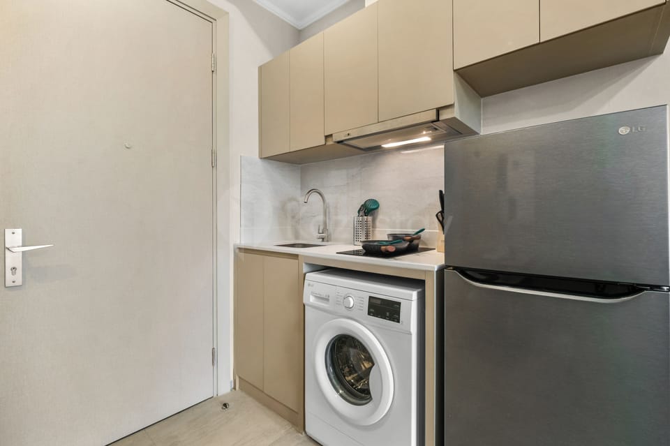 Apartment, 1 Bedroom, City View | Private kitchen | Full-size fridge, microwave, stovetop, cookware/dishes/utensils