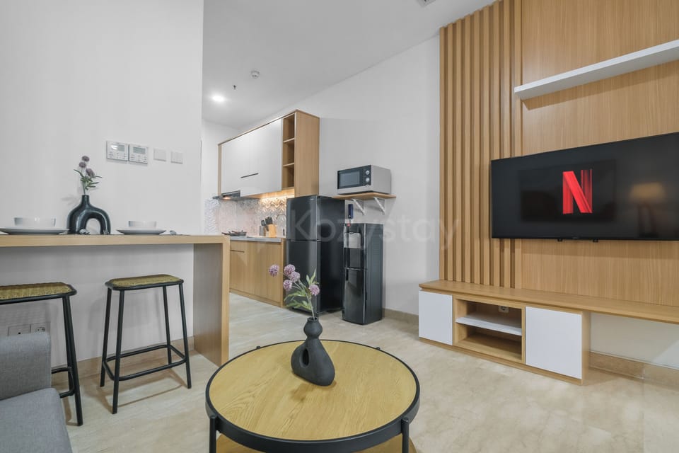 Apartment, Balcony, City View | Living area | 43-inch Smart TV with cable channels, Netflix, streaming services
