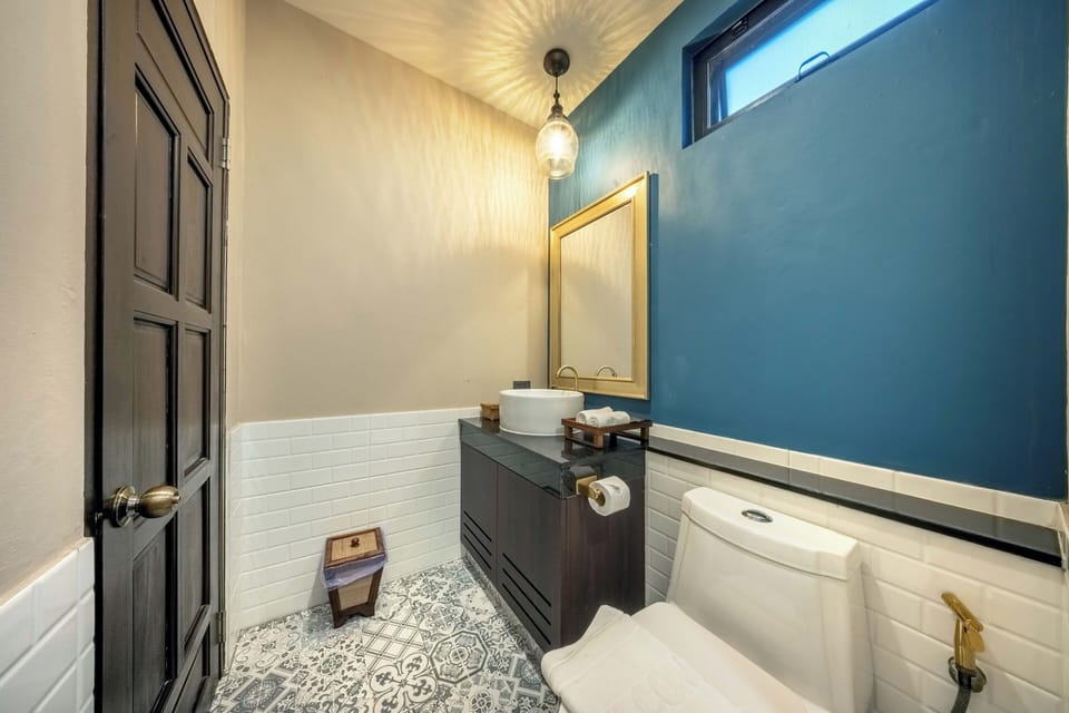 Deluxe Studio, 2 Twin Beds | Bathroom | Shower, hair dryer, towels, soap