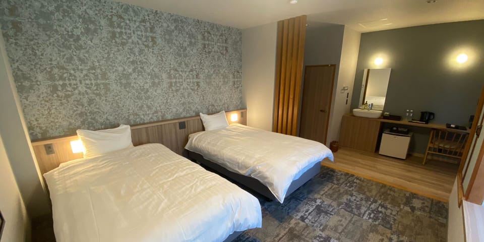 Twin Room, Non Smoking, Mountain View | Hypo-allergenic bedding available, in-room safe, desk, bed sheets