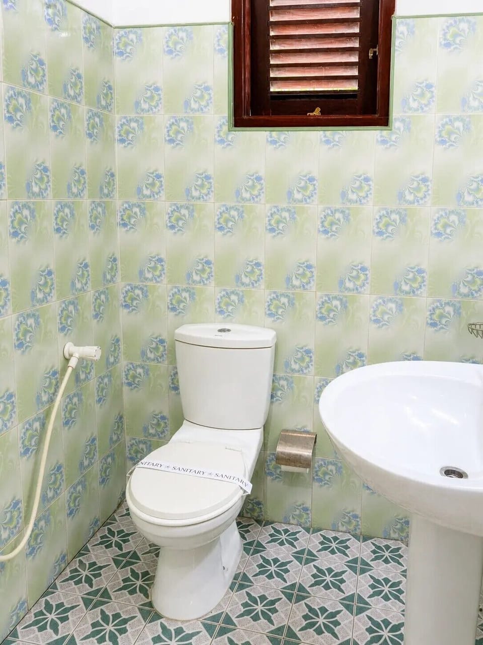Luxury Cabin, Patio, Garden View | Bathroom | Shower, towels, soap, shampoo