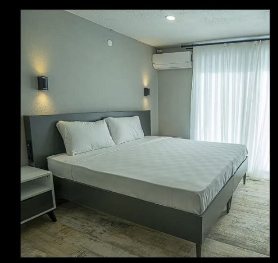 Double Room, Balcony | Minibar, WiFi (free), bed sheets