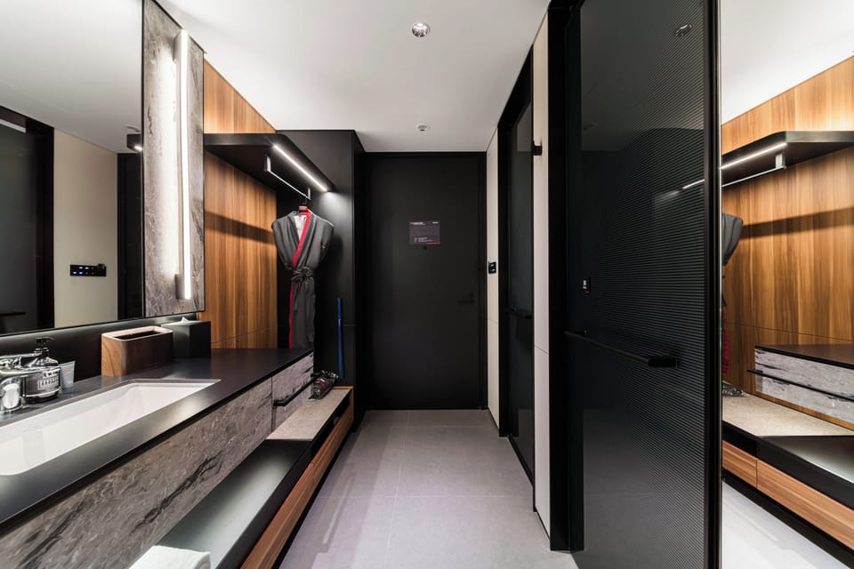 City Superior Room - Double Bed | Bathroom | Shower, hair dryer, slippers, towels