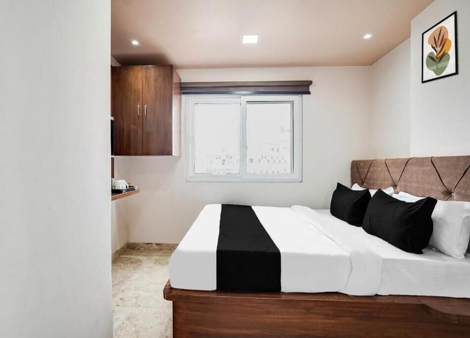Desk, WiFi (free), bed sheets
