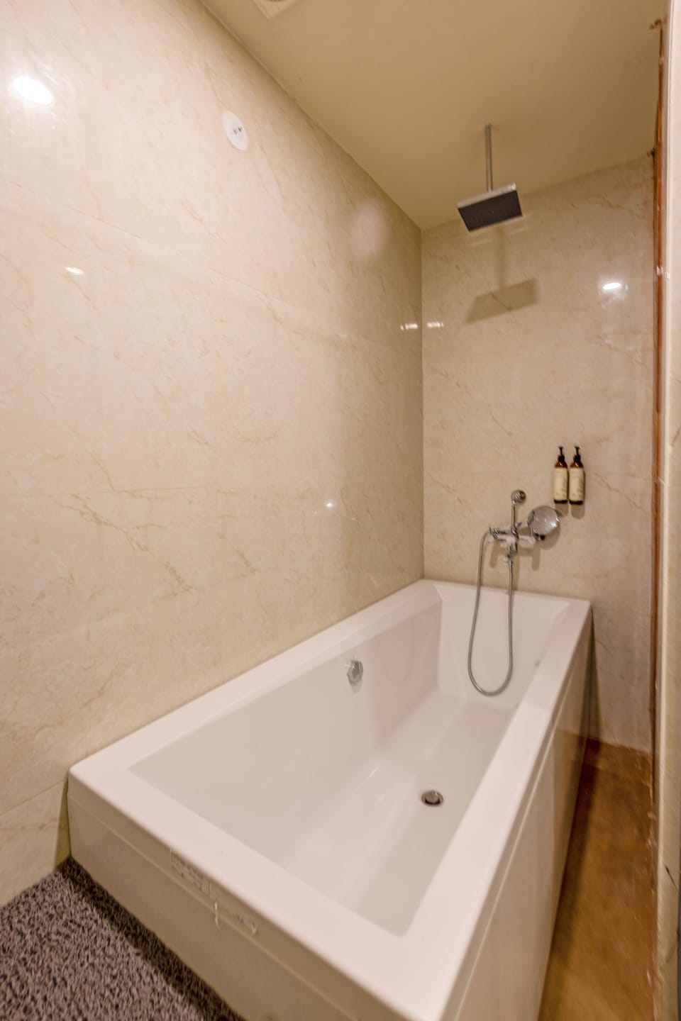 Family Suite, City View | Deep soaking bathtub
