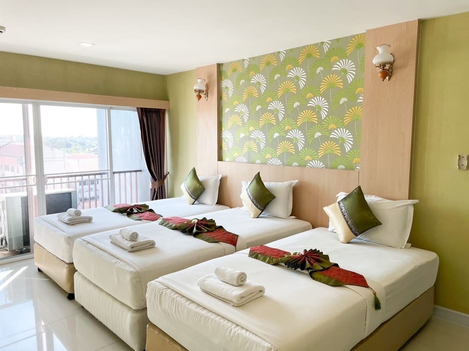 Triple Room | Desk, soundproofing, free WiFi, bed sheets