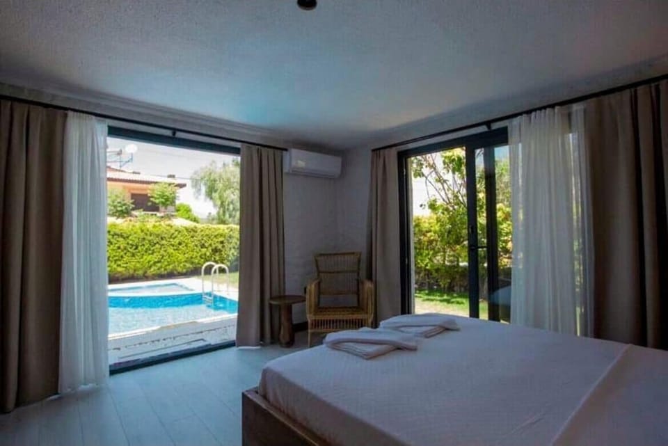 Deluxe Room, Garden View | Egyptian cotton sheets, premium bedding, down comforters, minibar