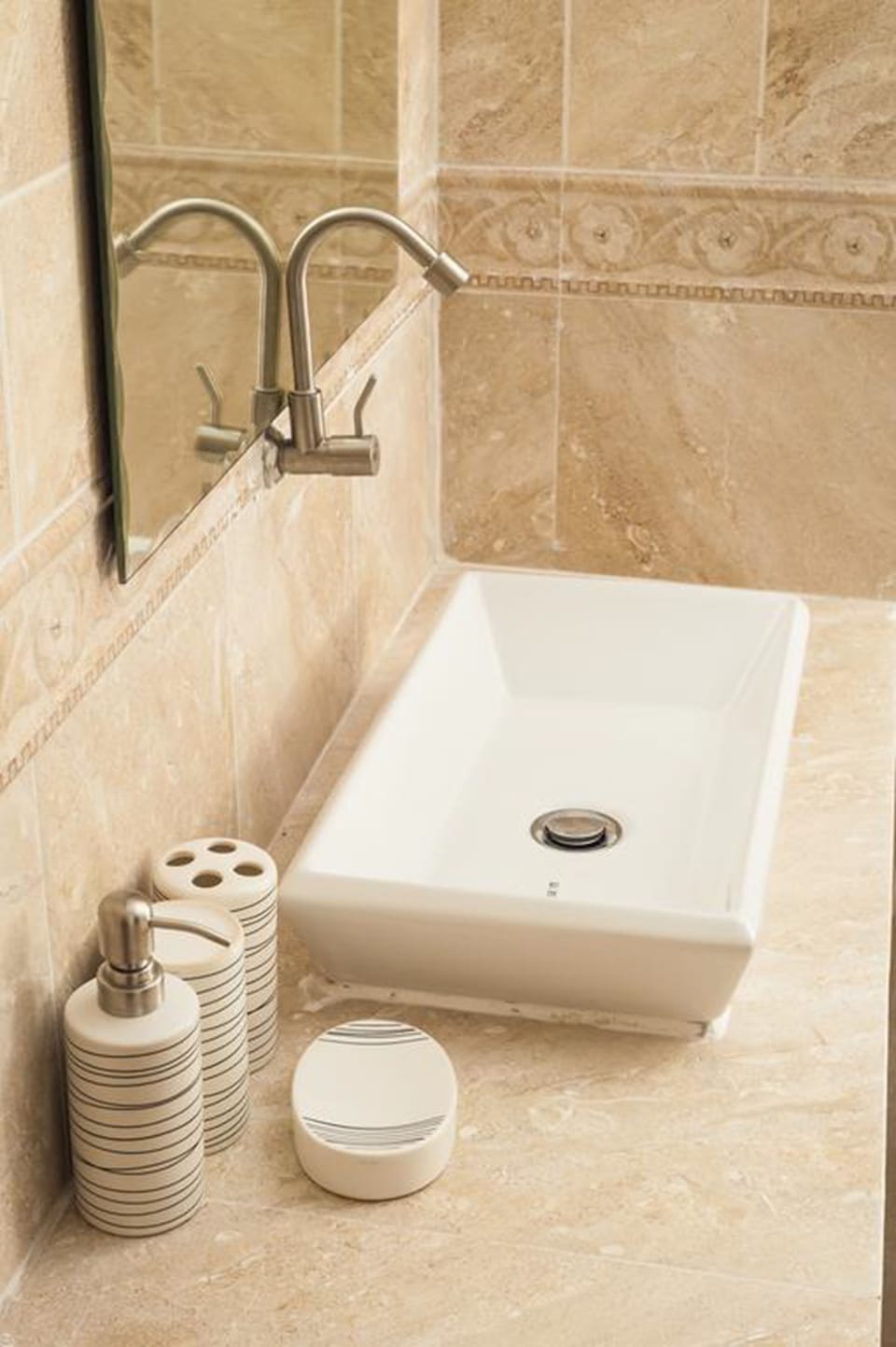 Queen Room with Garden View | Bathroom sink